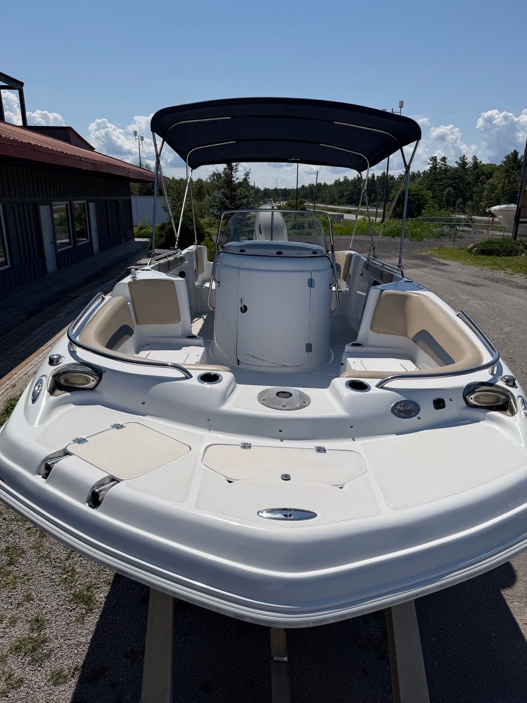 2017 Hurricane CC231 bow seating and centre console